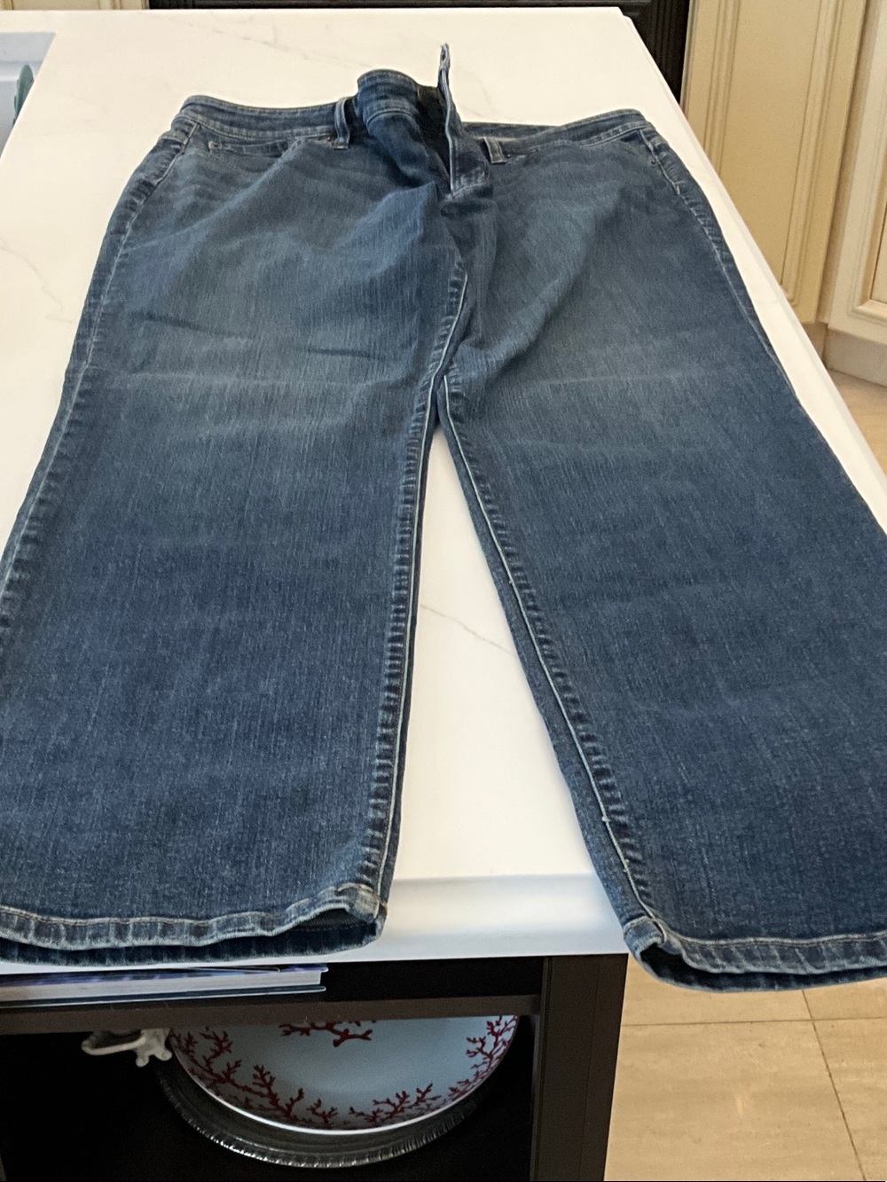 Womens Classic Straight-Leg Jeans in Medium Blue